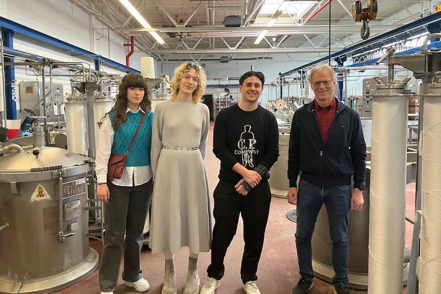 Three Italian textile students developed an idea in the AddTex hackathon on how to increase the recycling content of yarns to 100%. Their reward: a short internship at Schmitz Textiles in Emsdetten! In the picture: from left to right: Iljara Ioja, Eleonora Boccherini, Giorgio Gacci and Ralf Bosse (Schmitz Textiles) © 2025 Photo IVGT