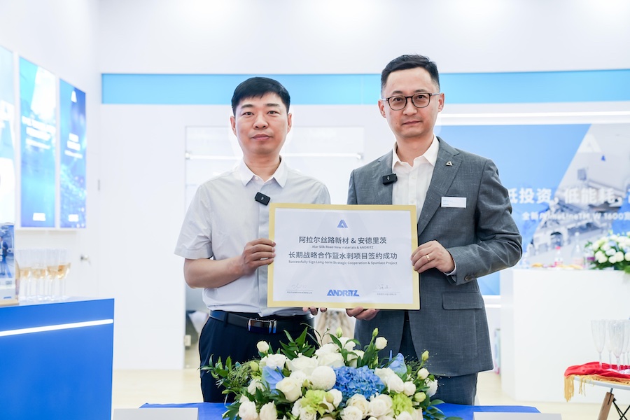 Feng Quanzhi, General Manager of Alear Silk Road New Materials, and Shi Wei, Vice President of ANDRITZ Paper and Textile Asia Pacific © 2025 ANDRITZ