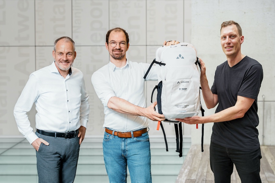 f l t r: Frank Reil, Marcel Schmitt (both BASF) and René Bethmann (VAUDE) with the new TRAILCONTROL ZERO 20+ Foto: © 2025 BASF SE