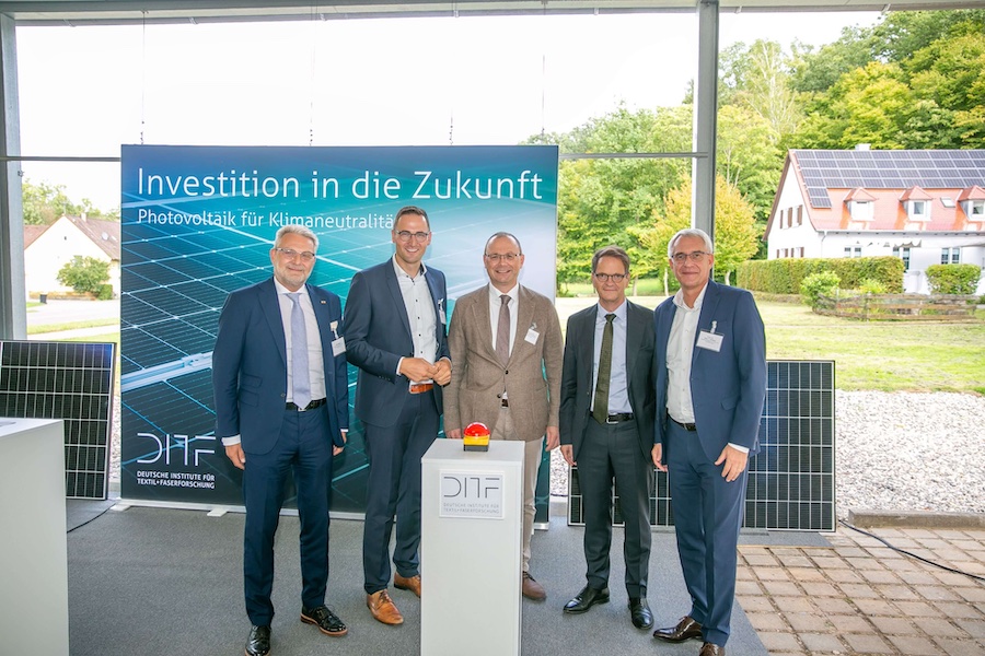 An important step toward climate neutrality: DITF board member Peter Steiger, Mayor of Denkendorf Ralf Barth, DITF Chairman Professor Michael R. Buchmeiser, Permanent Secretary Michael Kleiner, and DITF board member Professor Götz T. Gresser at the ceremonial commissioning.  © 2025 DITF
