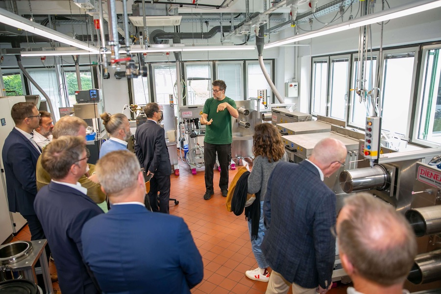 During the subsequent guided tour, scientists presented research projects on the topic of sustainability.  © 2025 DITF