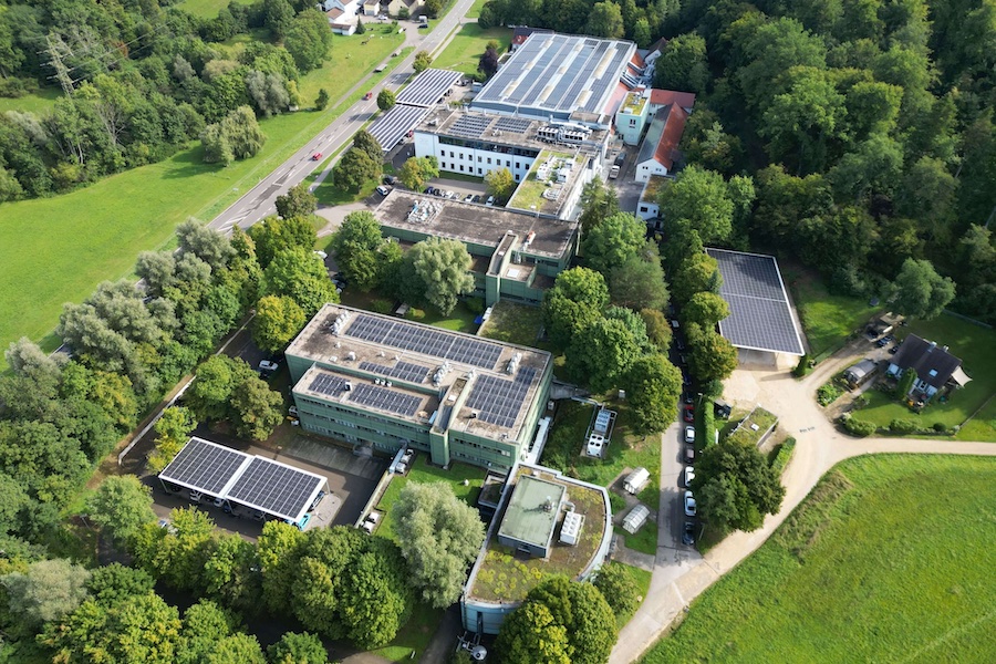The DITF has equipped the building roofs and the carports erected for this purpose with solar panels. <br />
 © 2025 Photo: Stadtwerke Esslingen