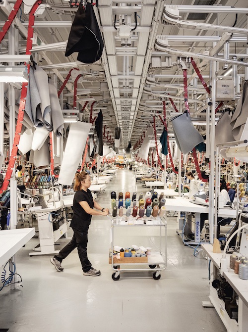 The Eton overhead system at Kinnarps in Skillingaryd is loaded with more than 10,000 pieces each day. © Kinnarps