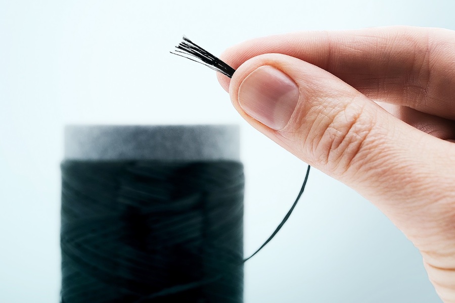 Ultra-thin and high-performance: The bio-based carbon fibers developed at the Fraunhofer IAP can reach diameters well below four micrometers. Their mechanical, electrical and thermal performance matches that of conventional petroleum-based carbon fibers. © 2025 Fraunhofer IAP / Kristin Stein
