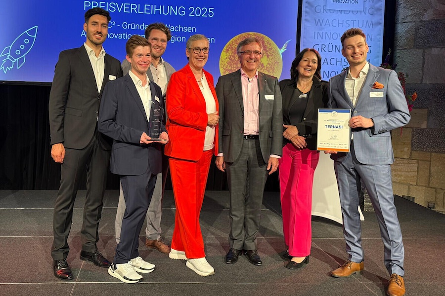 The lucky award winners with Aachen's Lord Mayor Sibylle Keupen (fourth from right) and ITA Director Professor Dr Thomas Gries (third from right) © 2025 ITA