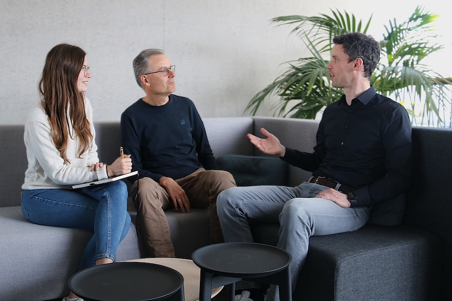 Larissa Ruhmann talks to Mario Görner and Dr Philipp Erler © 2025 KARL MAYER