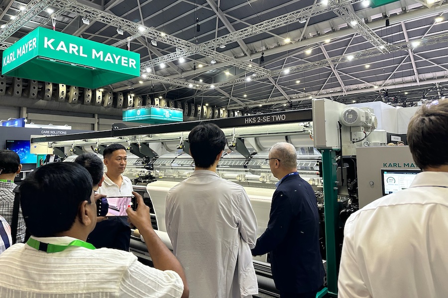 Visitors watching the HKS 2-SE © 2025 KARL MAYER