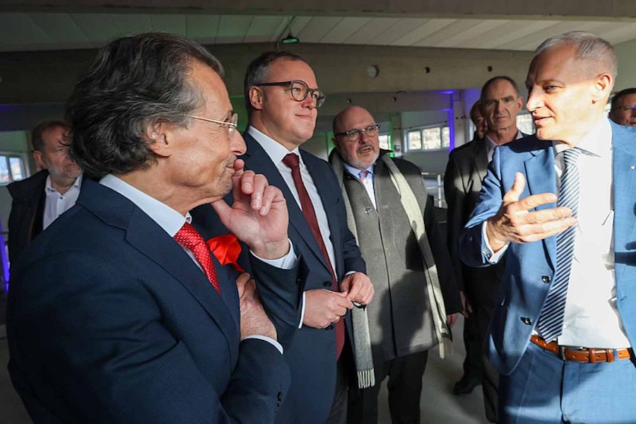 During a tour of the new test hall: TITK Director Benjamin Redlingshöfer (right) explains further plans to guests. From left: State Secretary for Economic Affairs Mario Suckert, Minister President Mario Voigt, Mayor Jörg Reichl, and Martin Bastian, President of the Zuse Association. (Image rights: TITK / Steffen Beikirch)