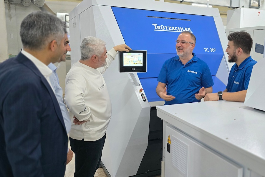 From left to right: Ahmet Öztürkmen (Trützschler Türkiye Sales Engineer), Ali Saglam (Trützschler Türkiye Area Manager), Kazim Vurur (Mill Manager of SAFTEKS), Mehmet Dogan (Trützschler Technologist), Birger Gluth (Trützschler Service Technician) © 2025 TRÜTZSCHLER