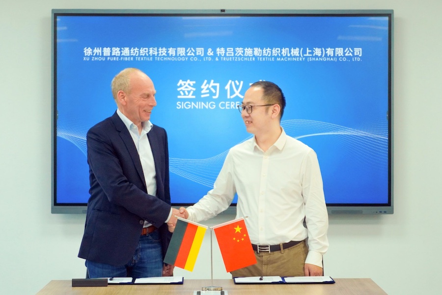Harald Schoepp (General Manager of Trützschler China) and Gong Zhenghui (Chairman of Pure-Fiber) shake hands after signing the new contract. © 2025 Trützschler