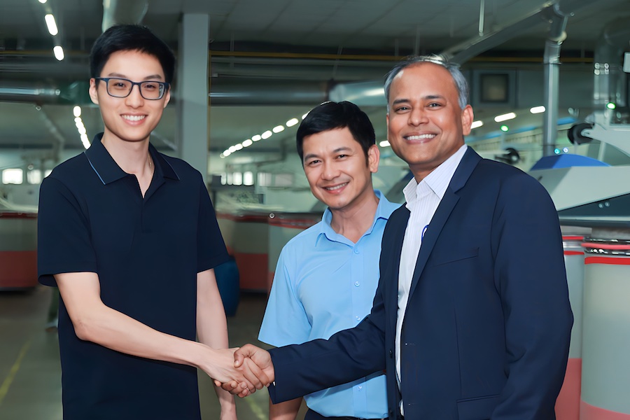 From left to right: Adrian Song (Vice Chairman of Mei Sheng) shakes hands with Nguyen<br />
Huy Hoang (Director of Tam Lien) and Umesh Kalyanappa (Managing Director of Trützschler<br />
Vietnam), relying on Trützschler’s expertise in card clothing requirements. © 2025 Trützschler