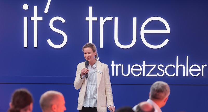 Charlotte Fontaine, Member of the Shareholders’ Committee of the Trützschler Group, welcomed the visitors to the Trützschler Nonwovens Customer and Technology Center in Egelsbach © 2024 Trützschler Nonwovens