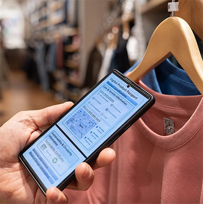 © Nadine Glad<br />
QR codes help consumers understand how their products were made and how they can be repaired.